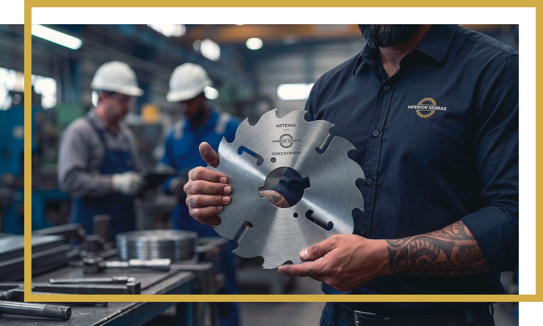 Especialista da Hiperion Serras apresentando serra circular industrial em ambiente fabril